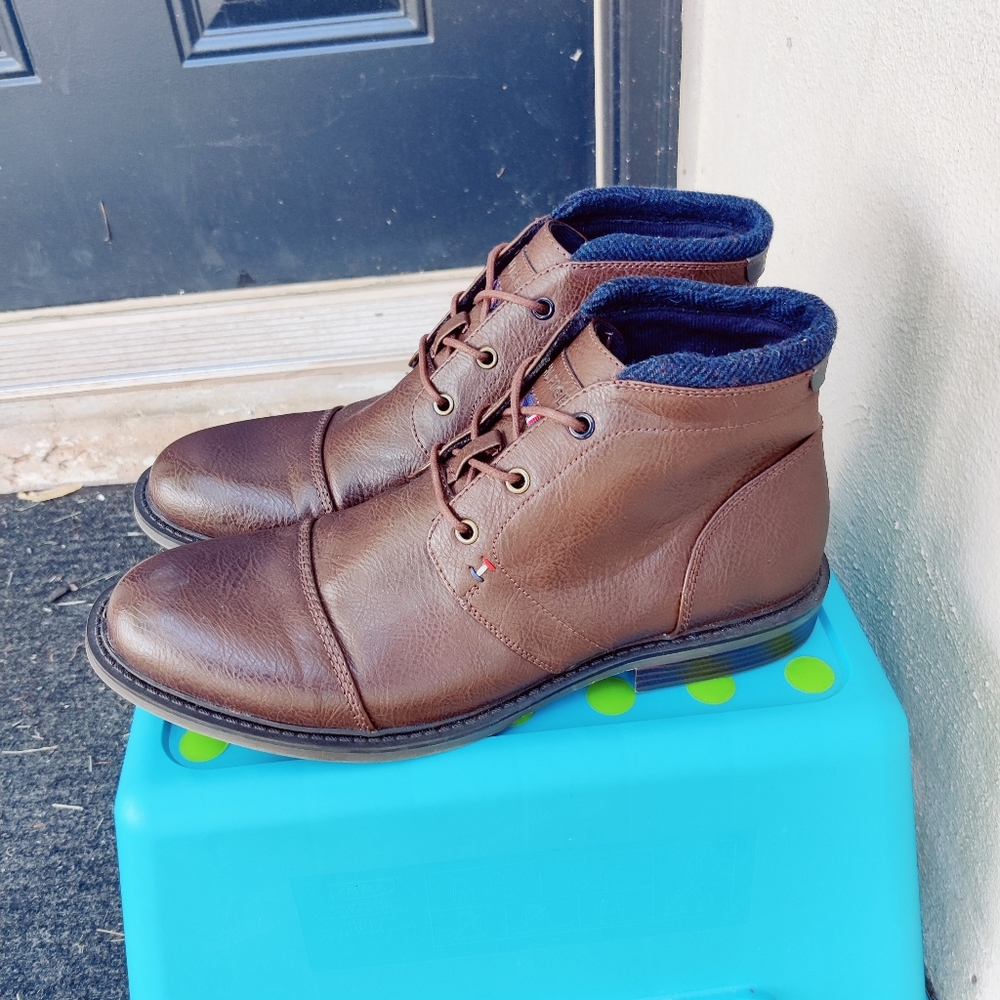 Size 11 tommy Hilfiger's capped toes shoes